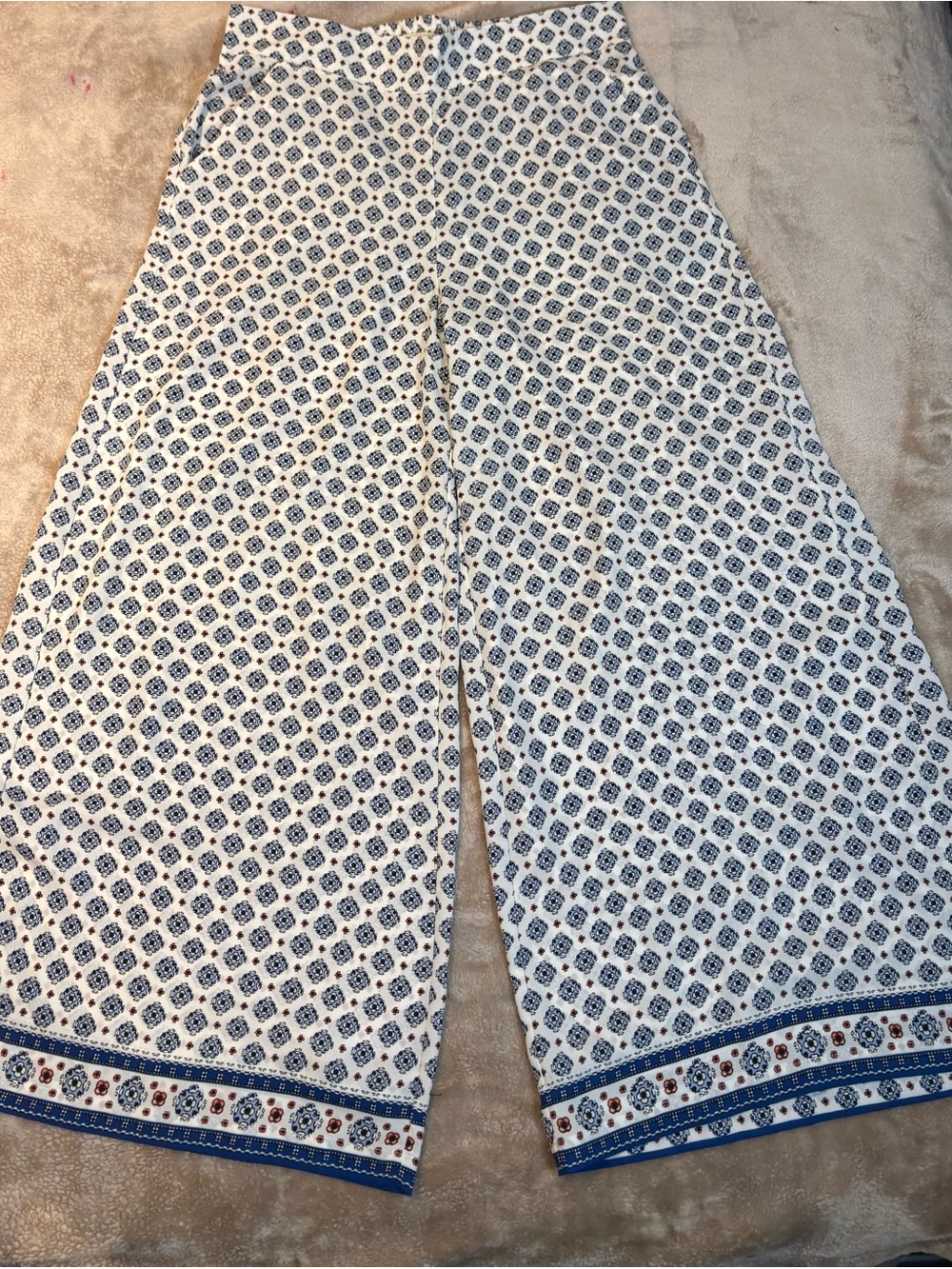 Max Studio White Wide-Leg Pants with Blue Geometric Print - Picture 2 of 4